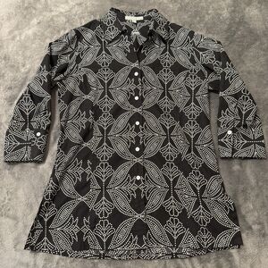 Foxcroft Women's Black Geometric Blouse Size 6 Shaped Fit 3/4 Sleeve Button-Up